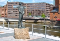 Чья статуя на набережной Гамбурга полуобнаженный мужчина со связанными руками?