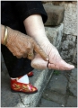 Правда ли что в Китае девушкам бинтовали ноги чтобы ступни становились короче?