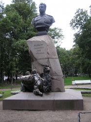 Какое животное возлежит у пьедестала памятника Пржевальскому в Санкт-Петербурге?