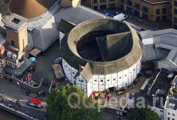 С какой буквой современники сравнивали внешний вид лондонского театра "Глобус"