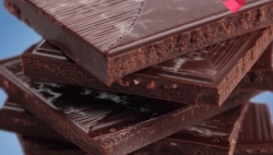Почему шоколад покрывается белым налетом (седеет)? можно ли его есть?