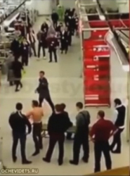 В каком супермаркете России была массовая драка охранников с покупателями?