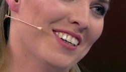 Правда ли что у ведущей Ольги Скобеевой вставные передние зубы?